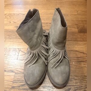 Volatile Kids size 4 gray fringe booties